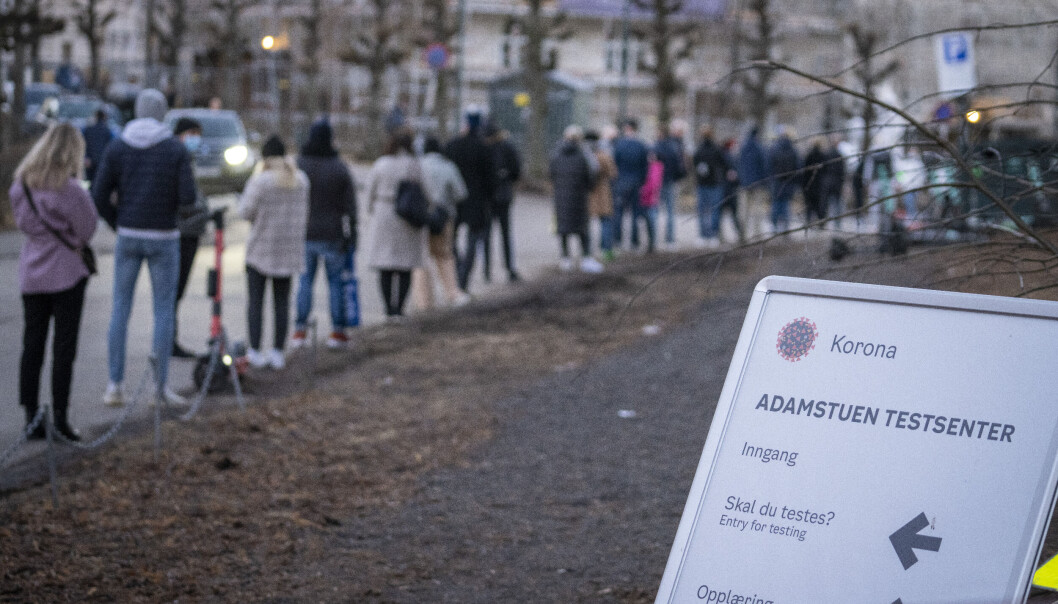Lang kø for å ta koronatest på Adamstuen testsenter. Lang kø for å ta koronatest på Adamstuen testsenter.