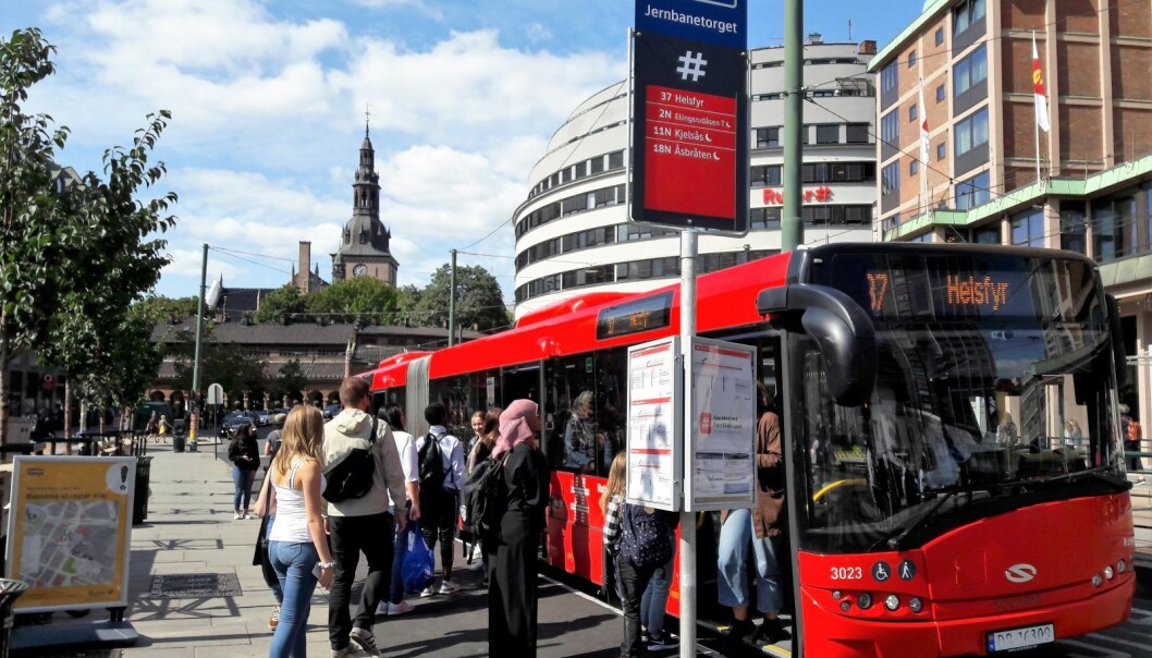Ukrainske flyktninger reiser gratis med all kollektivtransport i Oslo. Men alle andre flyktninger må betale for seg. Ukrainske flyktninger reiser gratis med all kollektivtransport i Oslo. Men alle andre flyktninger må betale for seg.