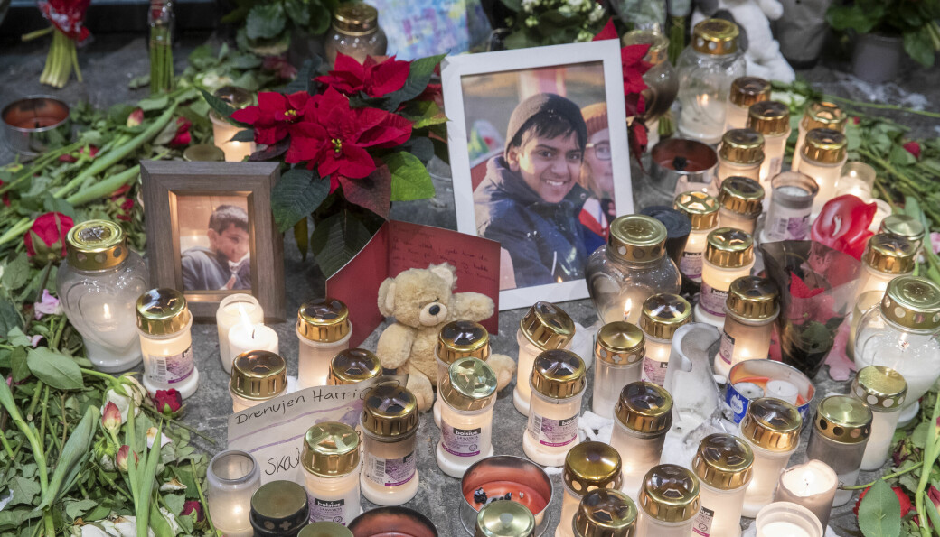 Minnemarkeing på Furuset i desember 2020 i forbindelse med at 13 år gamle Dhenujen Yogathas omkom etter en påkjørsel nær Grorud stasjon på Haugenstua. Foto: Terje Pedersen / NTB