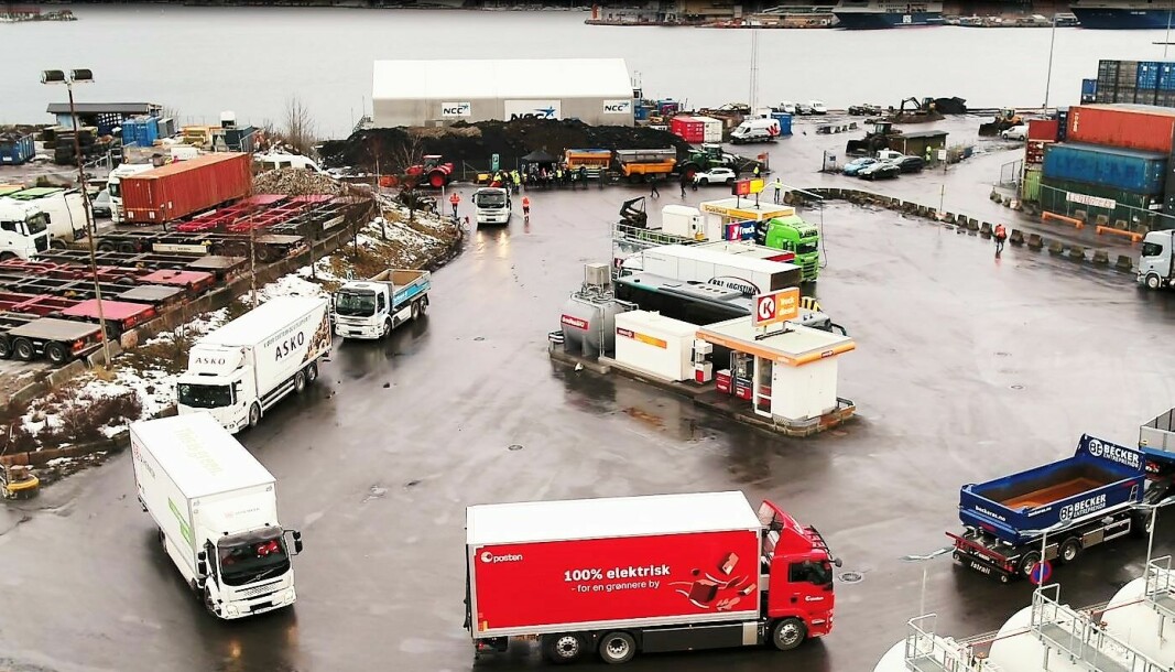 Verdens første lastebilparade med elektriske lastebiler. Her sett fra drone.