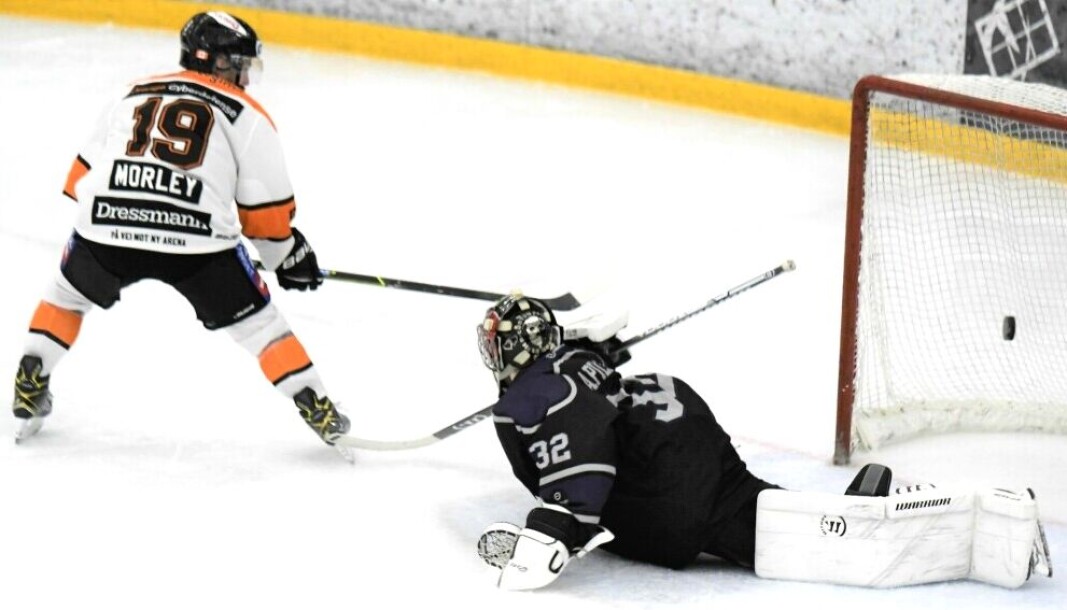 Det ble en tung dag på jobb for keeper Quentin Papillon og resten av Grüner-laget torsdag kveld. Frisk vant til slutt kampen 7-1. Det ble en tung dag på jobb for keeper Quentin Papillon og resten av Grüner-laget torsdag kveld. Frisk vant til slutt kampen 7-1.