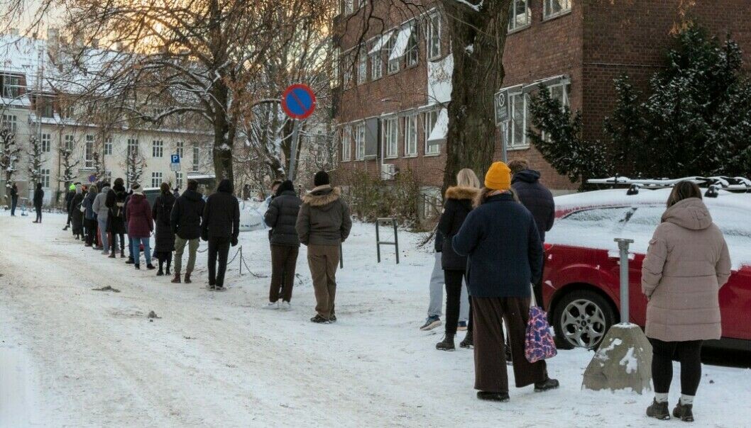 Lange køer på Adamstuen tidligere i vinter. Nå er testkøene enda lengre og systemet i ferd med å bryte sammen, frykter helsebyråden. Lange køer på Adamstuen tidligere i vinter. Nå er testkøene enda lengre og systemet i ferd med å bryte sammen, frykter helsebyråden.