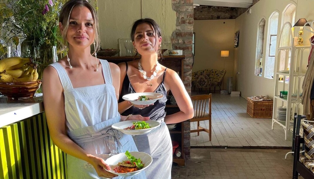 Tone Berglihn og Claudia Stepien ved GRØNNMAT bidrar med sunne, plantebaserte matretter under festivalen. Tone Berglihn og Claudia Stepien ved GRØNNMAT bidrar med sunne, plantebaserte matretter under festivalen.