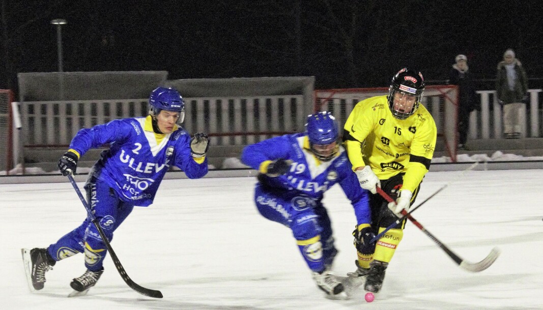 Ullevåls Andes Greger Svenn og Jesper Gadderud kjemper til seg ballen fra Skeids Kristian Ellstrøm. Ullevåls Andes Greger Svenn og Jesper Gadderud kjemper til seg ballen fra Skeids Kristian Ellstrøm.