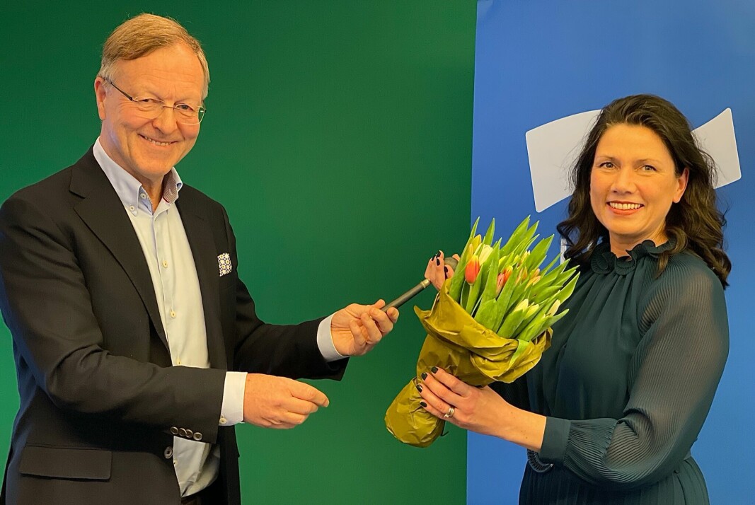 Morten Steenstrup mottar lederklubba på Oslo Høyres årsmøte, mens Heidi Nordby Lunde takkes av med blomster.