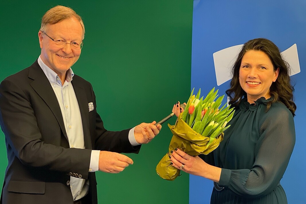 Morten Steenstrup mottar lederklubba på Oslo Høyres årsmøte, mens Heidi Nordby Lunde takkes av med blomster. Morten Steenstrup mottar lederklubba på Oslo Høyres årsmøte, mens Heidi Nordby Lunde takkes av med blomster.