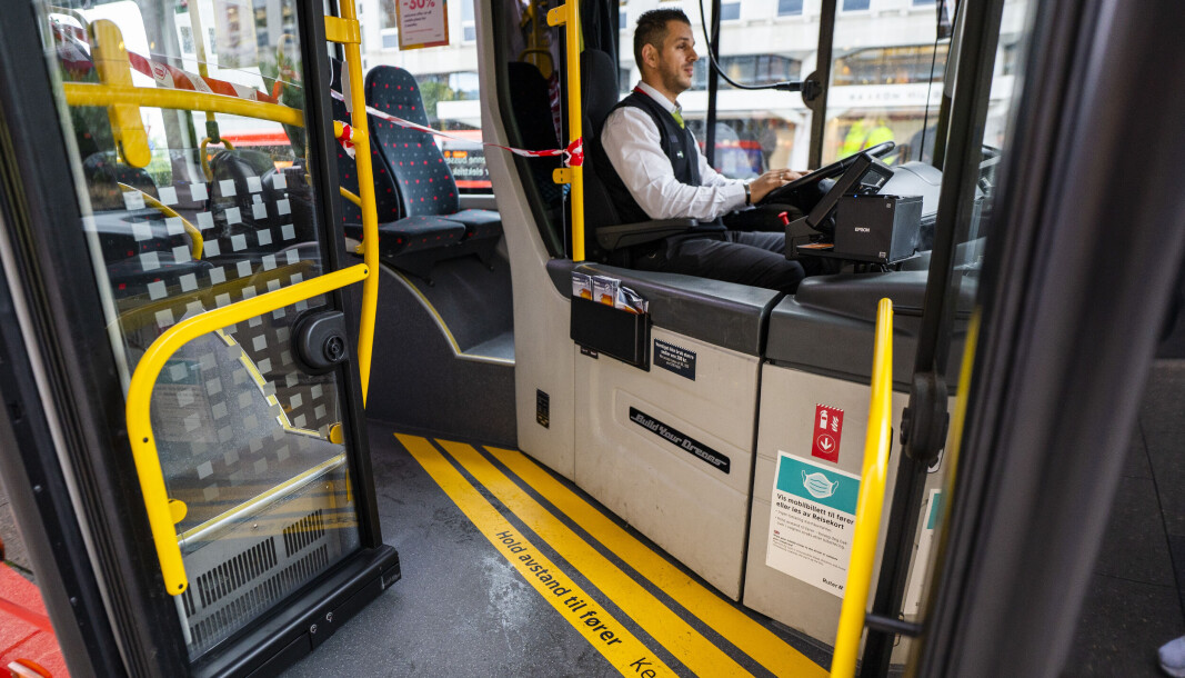 Det er ønskelig at man bruker munnbind ved påstigning, da avstand til fører vil være under en meter, opplyser Ruter. Det er ønskelig at man bruker munnbind ved påstigning, da avstand til fører vil være under en meter, opplyser Ruter.