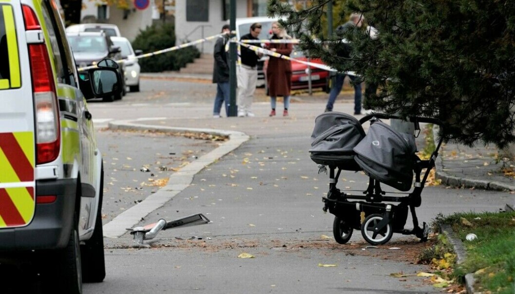 De sju måneder gamle tvillingene i barnevogna overlevde mirakuløst. — Min opplevelse er at ambulansen svingte opp mot meg. Det var ingen andre i nærheten, sa mor til babyene da hun forklarte seg i retten. De sju måneder gamle tvillingene i barnevogna overlevde mirakuløst. — Min opplevelse er at ambulansen svingte opp mot meg. Det var ingen andre i nærheten, sa mor til babyene da hun forklarte seg i retten.