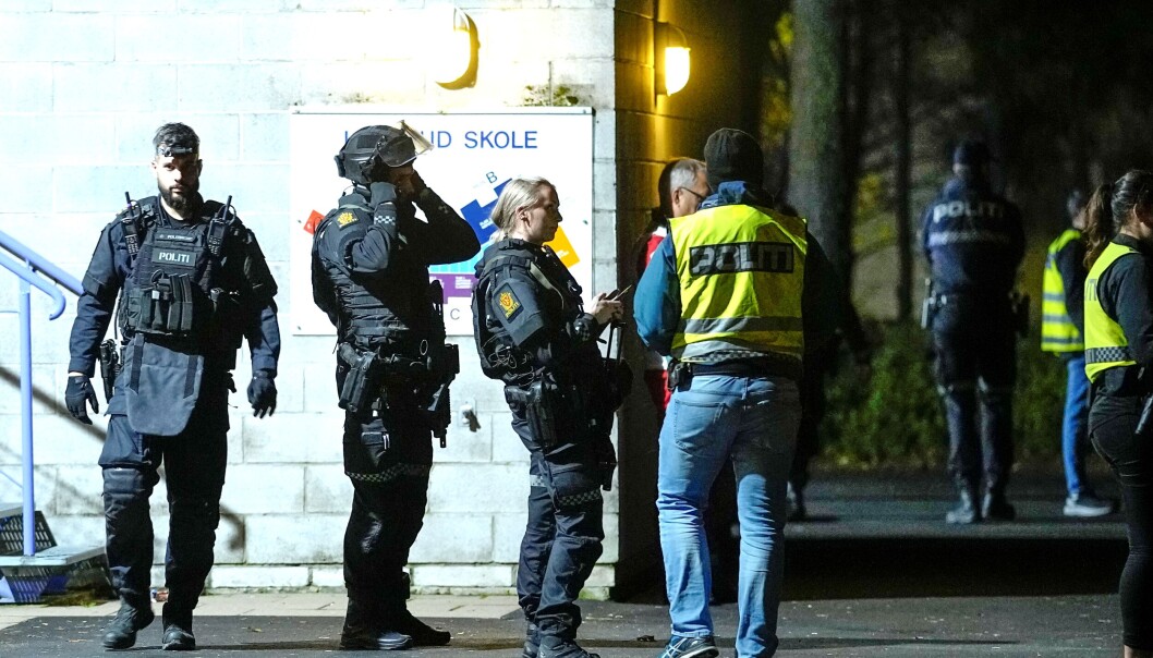 Store politistyrker rykket ut etter drapet utenfor Lofsrud skole. Store politistyrker rykket ut etter drapet utenfor Lofsrud skole.