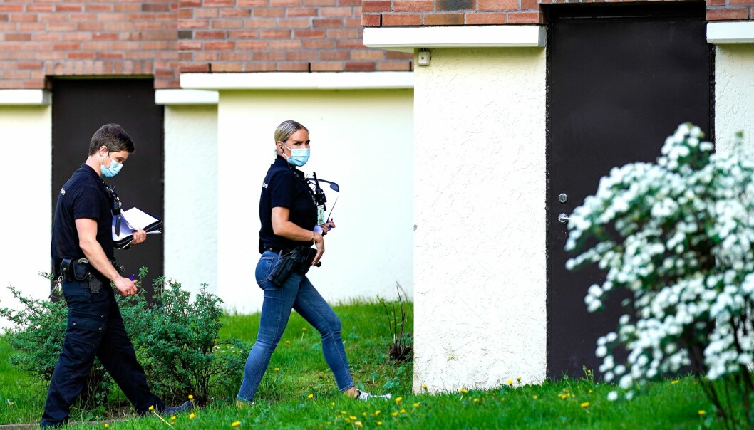 Politiet på vei for å foreta undersøkelser i leligeten til drepte Marianne Hansen på Hellerud.