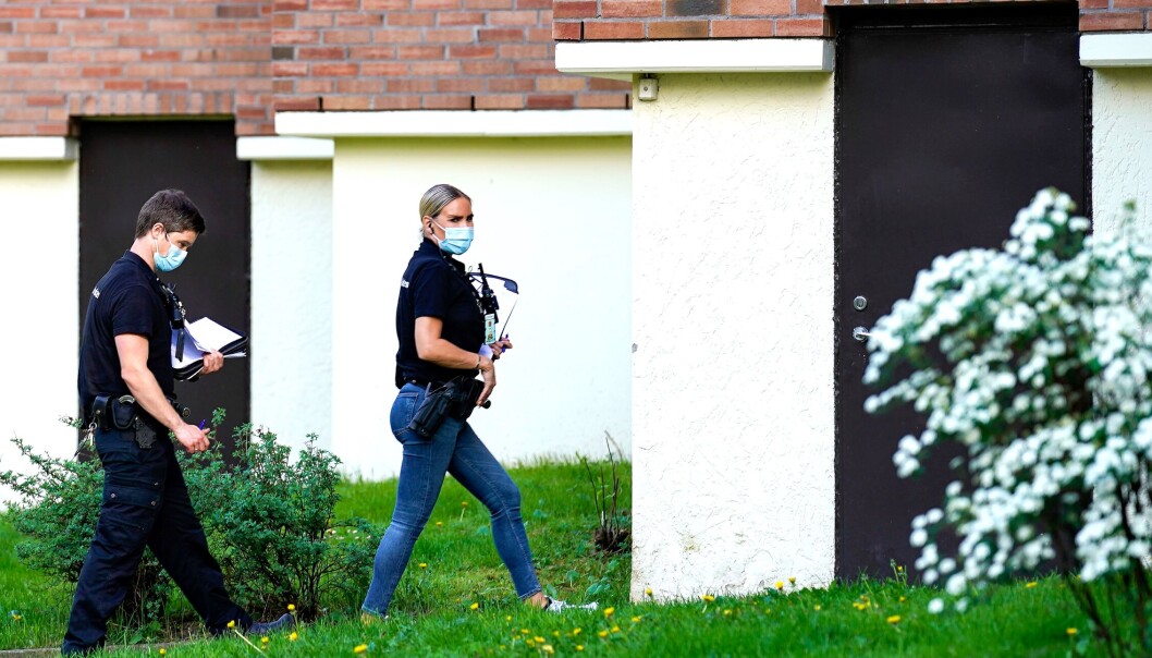 Politiet på vei for å foreta undersøkelser i leligeten til drepte Marianne Hansen på Hellerud. Politiet på vei for å foreta undersøkelser i leligeten til drepte Marianne Hansen på Hellerud.