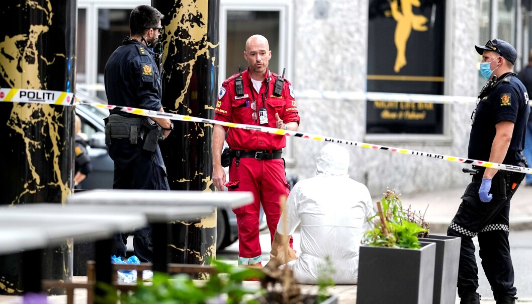 Politi og ambulansepersonell på plass på åstedet i Tordenskiolds gate midt i Oslo sentrum. Politi og ambulansepersonell på plass på åstedet i Tordenskiolds gate midt i Oslo sentrum.