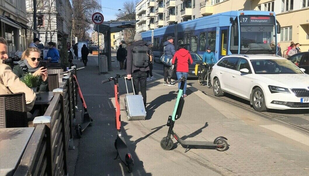 Håpløst for blinde og svaksynte å oppdage elsparkesykler som er parkert slik som her, nederst i Thereses gate ved Bislett. Håpløst for blinde og svaksynte å oppdage elsparkesykler som er parkert slik som her, nederst i Thereses gate ved Bislett.