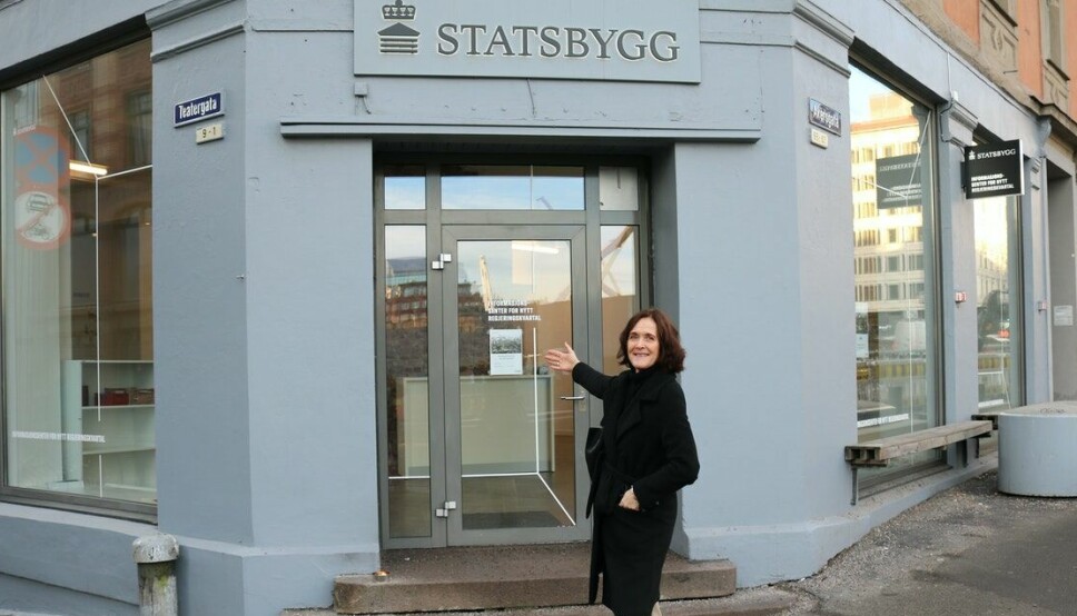 Kommunikasjonsdirektør Hege Njaa Aschim viser veien til informasjonssenteret for det nye regjeringskvartalet på hjørnet av Akersgata og Teatergata.