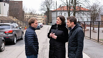 Her står rektoren og byråden i gata der ungene ved Bolteløkka snart kan leke trygt i utvidet skolegård