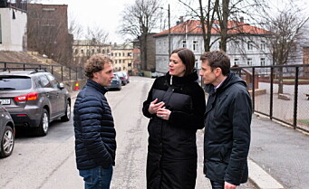 Her står rektoren og byråden i gata der ungene ved Bolteløkka snart kan leke trygt i utvidet skolegård