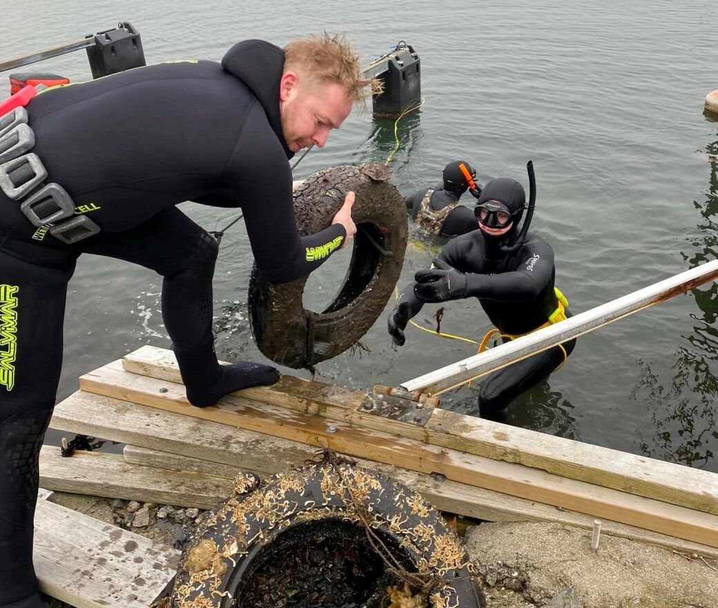 Benjamin Barth trekker opp et dekk som dykkerne fant på fjordbunnen ved Malmøybroa på søndag. Benjamin Barth trekker opp et dekk som dykkerne fant på fjordbunnen ved Malmøybroa på søndag.