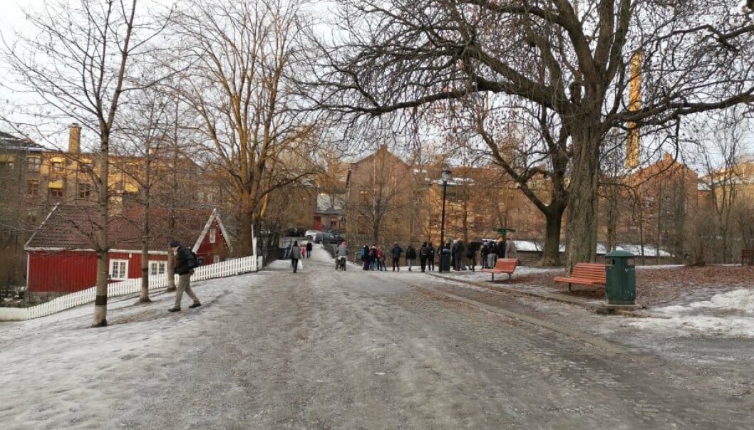 På bildet kan man se at det har vært strødd ved Beierbrua over Akerselva. Men så har det likevel blitt glatt igjen på grunn av skiftende mildvær og kuldegrader. På bildet kan man se at det har vært strødd ved Beierbrua over Akerselva. Men så har det likevel blitt glatt igjen på grunn av skiftende mildvær og kuldegrader.
