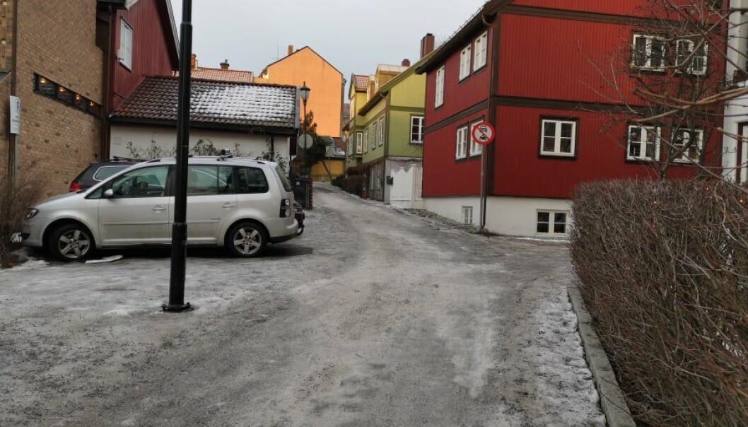 Litt grus til venstre i bildet, men glatt der folk skal gå oppover Våghalsen på Ila i bydel Sagene. Litt grus til venstre i bildet, men glatt der folk skal gå oppover Våghalsen på Ila i bydel Sagene.