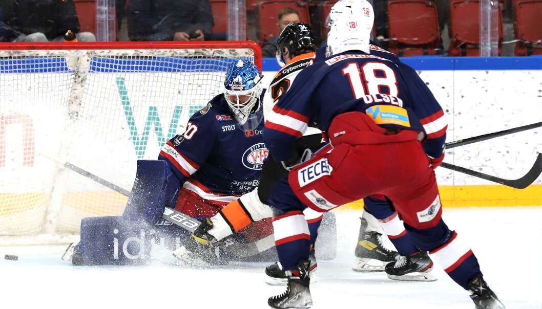 Etter ikke å ha spilt en hockeykamp på to måneder, gjorde Vålerenga-keeper Steffen Søberg et veldig godt comeback lørdag ettermiddag. Etter ikke å ha spilt en hockeykamp på to måneder, gjorde Vålerenga-keeper Steffen Søberg et veldig godt comeback lørdag ettermiddag.