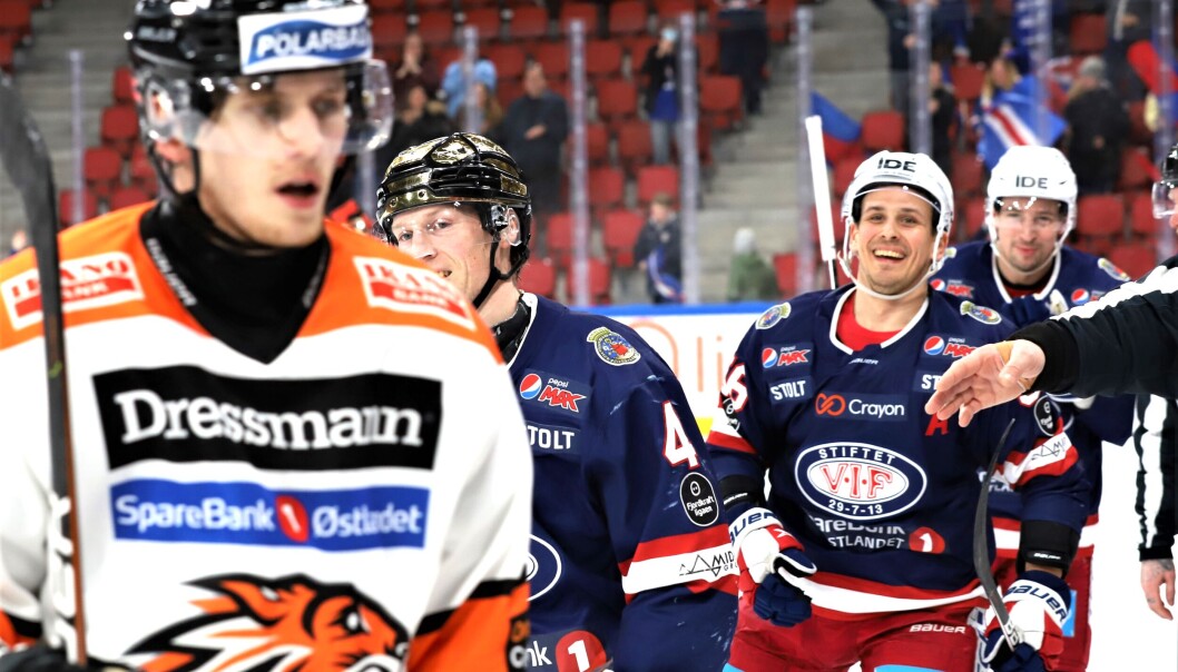 Vålerenga-spillerne kune smile etter at regjerende seriemester Frisk Asker var slått hjemme på Jordal Amfi lørdag ettermiddag. Vålerenga-spillerne kune smile etter at regjerende seriemester Frisk Asker var slått hjemme på Jordal Amfi lørdag ettermiddag.