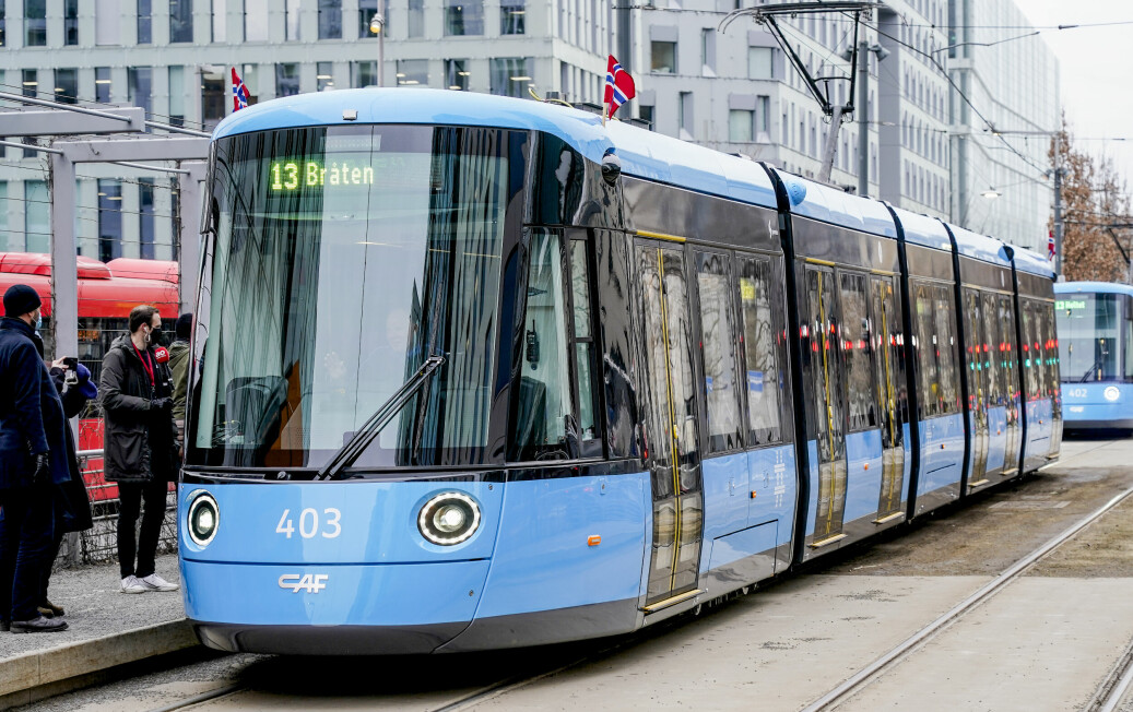 Sporveien i Oslo startet mandag å prøvekjøre de nye SL18 trikkene i vanlig trafikk med passasjerer. Foto: Terje Bendiksby / NTB