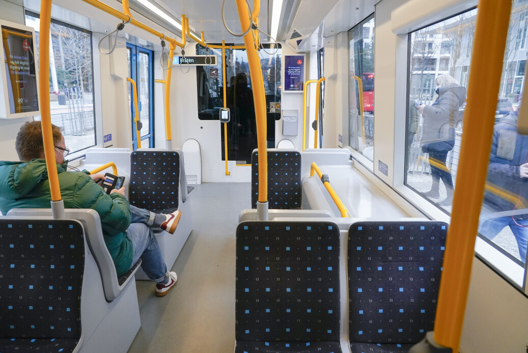 Slik ser det ut i en av de nye SL18-trikkene. Bildet er tatt mandag 31. januar, altså dagen Sporveien startet testing av de nye trikkene med vanlige passasjerer ombord. Slik ser det ut i en av de nye SL18-trikkene. Bildet er tatt mandag 31. januar, altså dagen Sporveien startet testing av de nye trikkene med vanlige passasjerer ombord.