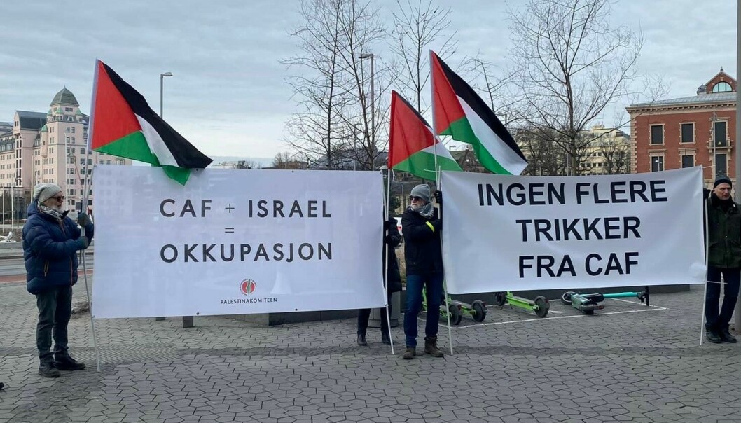 Rødt demonstrerer mot CAF fordi trikkeprodusenten også har fått kontrakt for å drive forstadsbanen som knytter israelsk-okkuperte bosetninger sammen på Vestbredden.