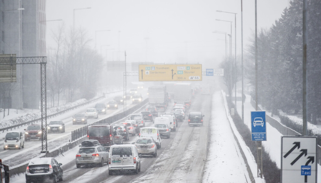 Snøværet fører til kø og saktegående trafikk på E6 i nordgående retning ut av Oslo. Politiet melder om flere trafikkuhell på det svært glatte føret. Snøværet fører til kø og saktegående trafikk på E6 i nordgående retning ut av Oslo. Politiet melder om flere trafikkuhell på det svært glatte føret.