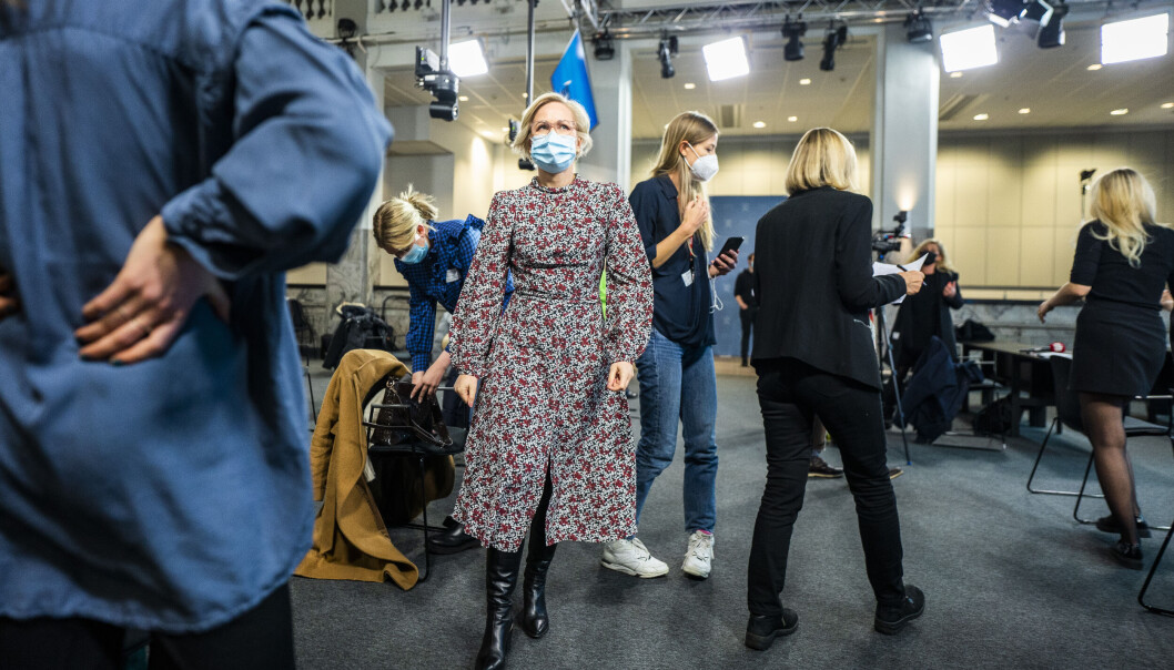Helseminister Ingvild Kjerkol (Ap) erkjente på pressekonferansen at det blir krevende for utesteder som må nekte folk å danse. En meter vil fortsatt gjelde som minsteavstand. Helseminister Ingvild Kjerkol (Ap) erkjente på pressekonferansen at det blir krevende for utesteder som må nekte folk å danse. En meter vil fortsatt gjelde som minsteavstand.