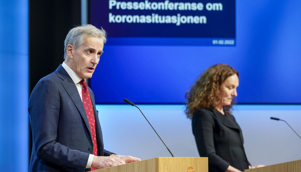 Statsminister Jonas Gahr Støre (Ap) og FHI-direktør Camilla Stoltenberg presenterte flere lettelser, men metr`n består. Det rammer blant annet utesteder der folk nektes å danse. Statsminister Jonas Gahr Støre (Ap) og FHI-direktør Camilla Stoltenberg presenterte flere lettelser, men metr`n består. Det rammer blant annet utesteder der folk nektes å danse.