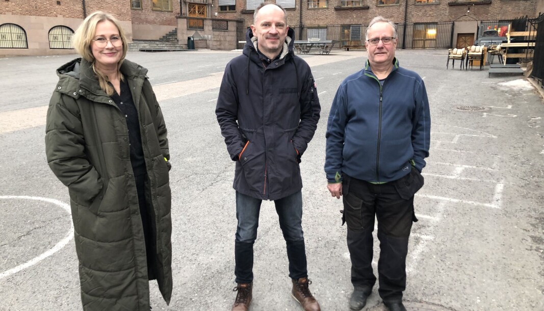 FAU-leder Stina Mosling, rektor Peter Fosseland og vaktmester Bjørn Rørvik i skolegården som snart får et ansiktsløft. Bygningen fra 1929 i bakgrunnen. FAU-leder Stina Mosling, rektor Peter Fosseland og vaktmester Bjørn Rørvik i skolegården som snart får et ansiktsløft. Bygningen fra 1929 i bakgrunnen.