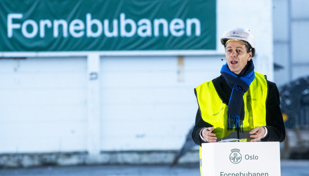 Daværende samferdselsminister Knut Arild Hareide (KrF) under anleggsstarten av den nye Fornebubanen i 2020. Nå kan en budsjettsprekk føre til at banen får én stasjon mindre.