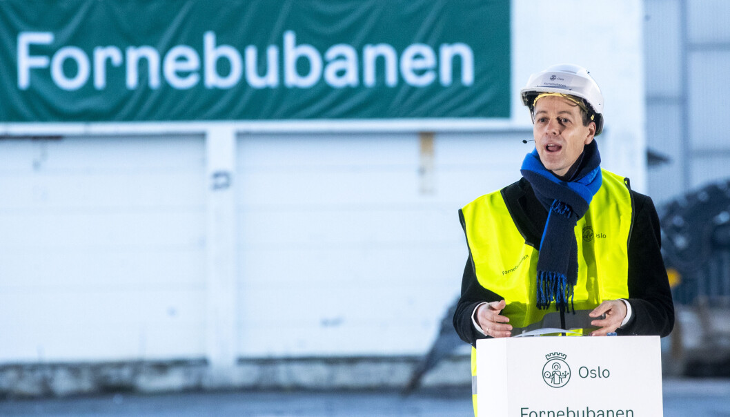 Daværende samferdselsminister Knut Arild Hareide (KrF) under anleggsstarten av den nye Fornebubanen i 2020. Nå kan en budsjettsprekk føre til at banen får én stasjon mindre. Daværende samferdselsminister Knut Arild Hareide (KrF) under anleggsstarten av den nye Fornebubanen i 2020. Nå kan en budsjettsprekk føre til at banen får én stasjon mindre.