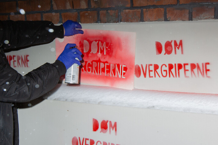 Døm overgriperne sier slagordet, som males på en sjablong. Døm overgriperne sier slagordet, som males på en sjablong.