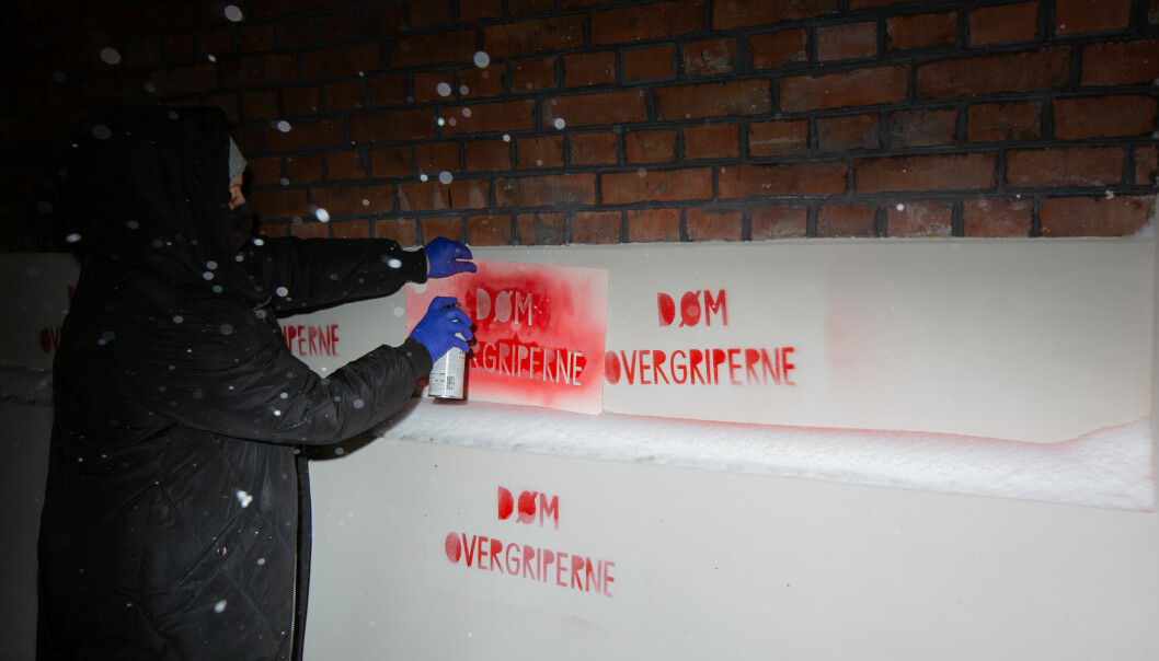 Her maler kvinneaktivisten slagord på muren til Borgarting lagmannsrett.