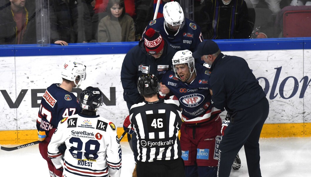 Vålerenga-back Kalle Ekelund hjelpes av isen etter den stygge tacklingen fra Spartas Robin André Soudsky. Vålerenga-back Kalle Ekelund hjelpes av isen etter den stygge tacklingen fra Spartas Robin André Soudsky.