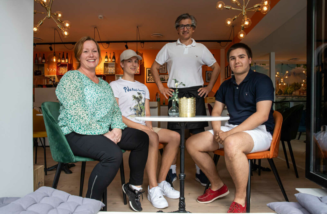 F.v. Mamma Siv, Victor, pappa Paal og Frederick på plass i familiebedriften Victors vinbar på Frogner. De har hatt det økonomisk tøft under flere skjenkestanser.. F.v. Mamma Siv, Victor, pappa Paal og Frederick på plass i familiebedriften Victors vinbar på Frogner. De har hatt det økonomisk tøft under flere skjenkestanser..