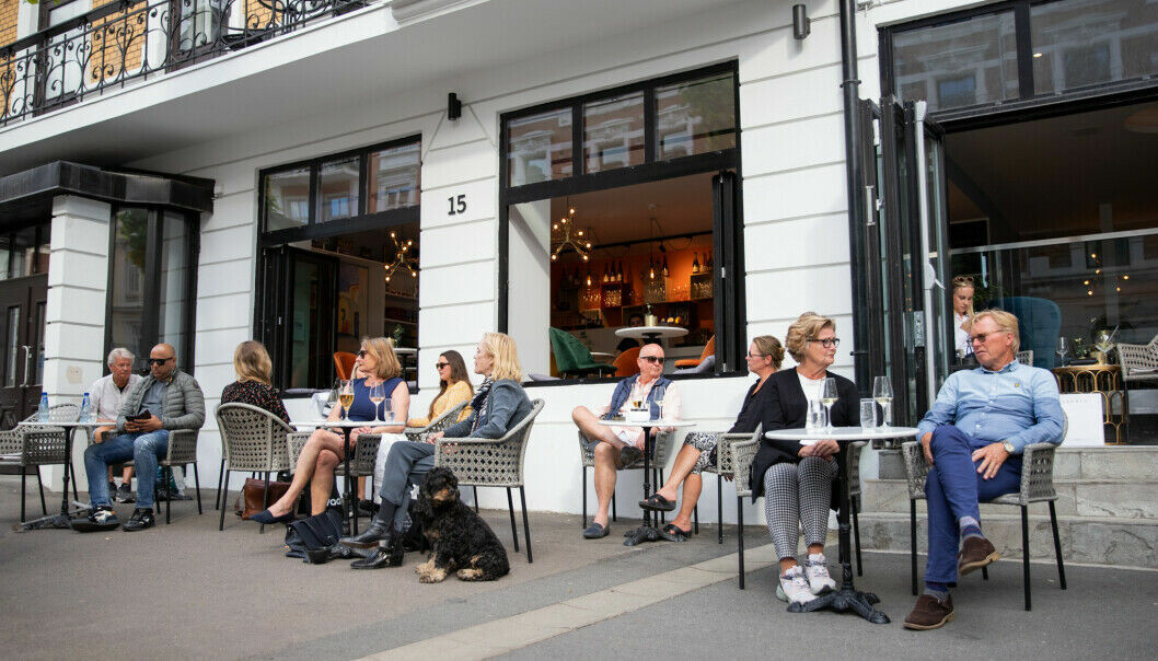 Korona hadde midlertidig sluppet taket på Oslo sommeren 2020 og frognerfolk kunne nyte et glass godt drikke og god mat på Victors vinbar.