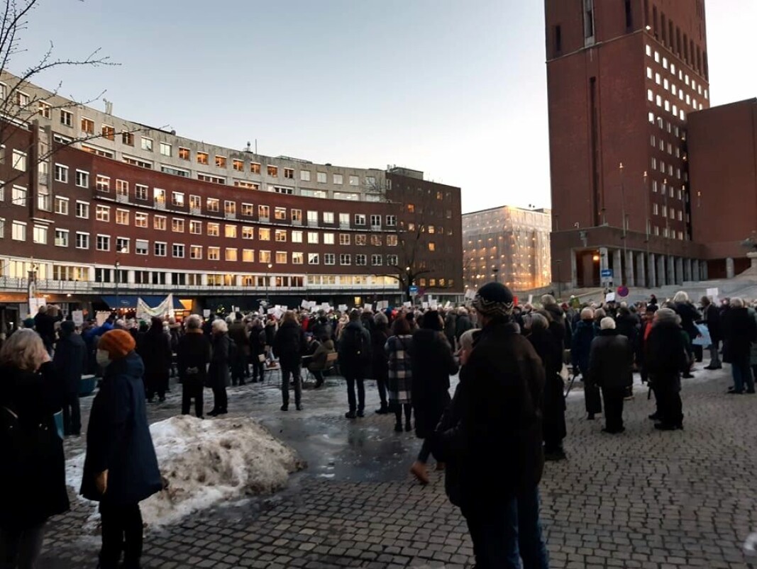 Svært mange møtte opp i Borggården til Oslo rådhus for å markere sin motstand mot statens sykehusplaner.