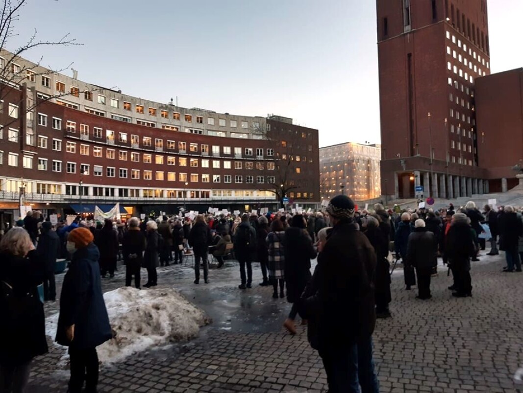 Svært mange møtte opp i Borggården til Oslo rådhus for å markere sin motstand mot statens sykehusplaner. Svært mange møtte opp i Borggården til Oslo rådhus for å markere sin motstand mot statens sykehusplaner.