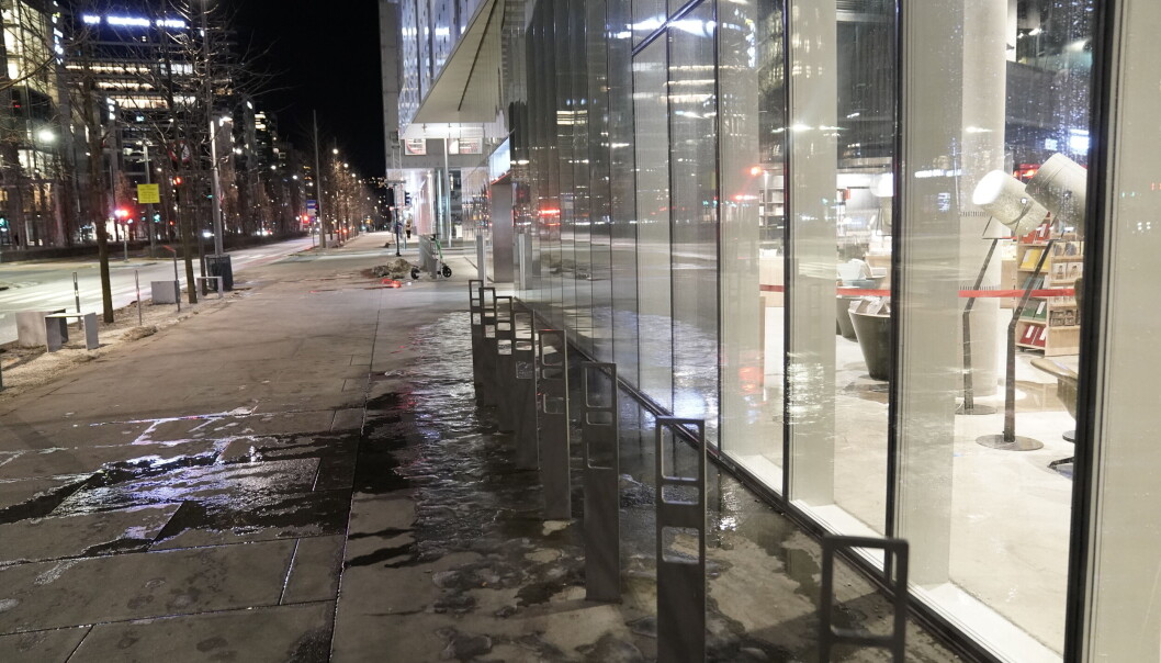 Vann rant ut fra Deichman Bjørvika etter at sprinkleranlegget ble utløst. Politiet mener branntilløpet startet i en sofa, og utelukker ikke at den kan ha blitt påtent. Vann rant ut fra Deichman Bjørvika etter at sprinkleranlegget ble utløst. Politiet mener branntilløpet startet i en sofa, og utelukker ikke at den kan ha blitt påtent.
