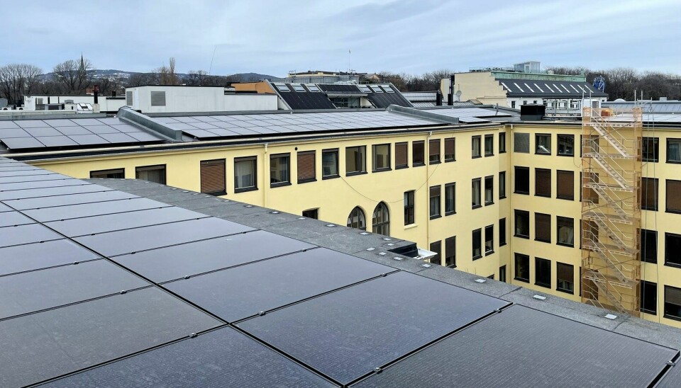 Det nye solcelleanlegget er montert på det flate taket i kompleksets midtkvartal.