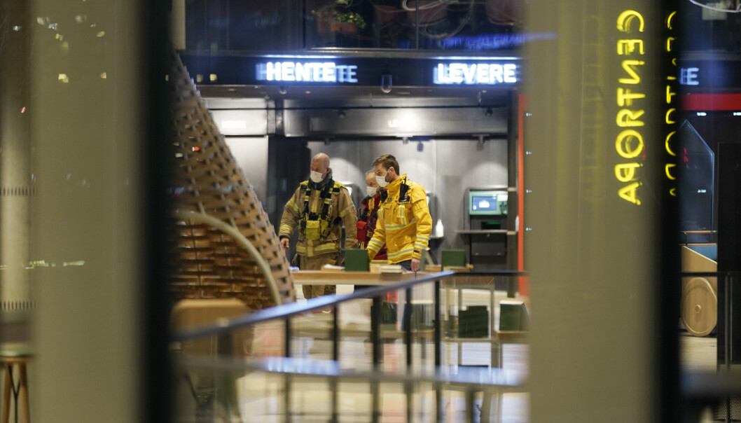 — Uten brannfolkenes snarrådige innsats med tildekking av reoler og flytting av utstyr kunne dette gått verre, mener Knut Skansen. — Uten brannfolkenes snarrådige innsats med tildekking av reoler og flytting av utstyr kunne dette gått verre, mener Knut Skansen.