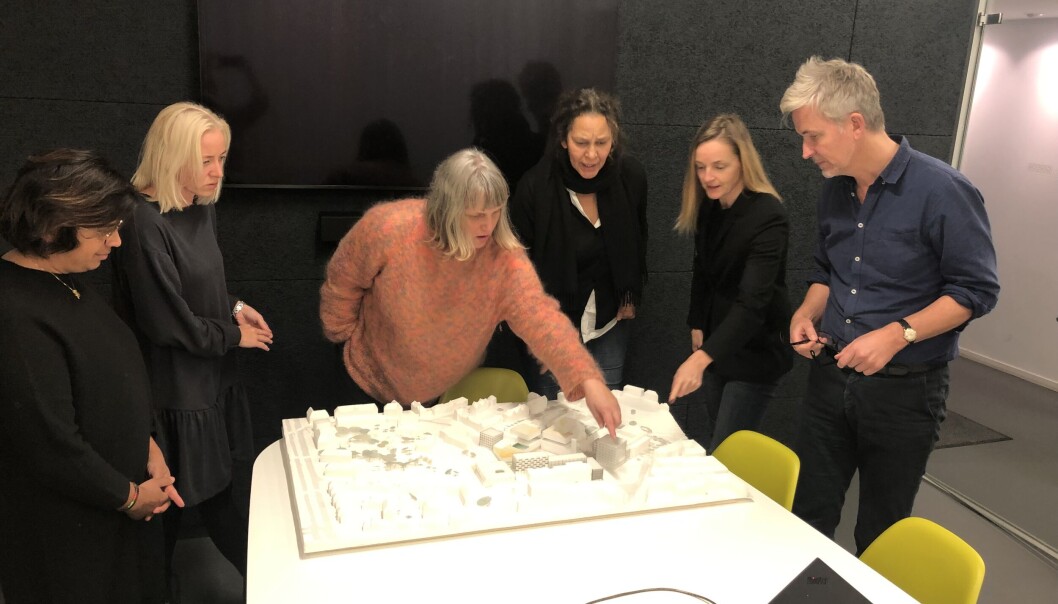 Heidi Søvold i Lindern vel, beboer Randi Gavelstad, Kristine Karåla Øren i Norske Dansekunstnere, beboer Monica Boracco, arkitekt Erik Fenstad Langdalen og arkitekt Ellen Hellsten på et av mange møter om naboinitiativet til midlertidig aktivitet på Veterinærhøgskolen. Foto: Cecilie Klem Heidi Søvold i Lindern vel, beboer Randi Gavelstad, Kristine Karåla Øren i Norske Dansekunstnere, beboer Monica Boracco, arkitekt Erik Fenstad Langdalen og arkitekt Ellen Hellsten på et av mange møter om naboinitiativet til midlertidig aktivitet på Veterinærhøgskolen. Foto: Cecilie Klem