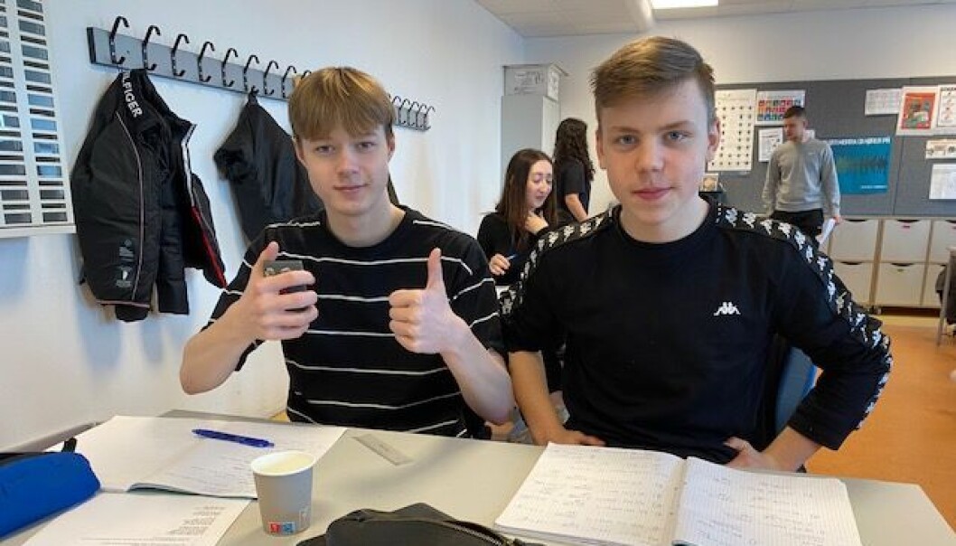 To hardtarbeidende elever som deltar på ekstraundervisningen i matematikk. To hardtarbeidende elever som deltar på ekstraundervisningen i matematikk.