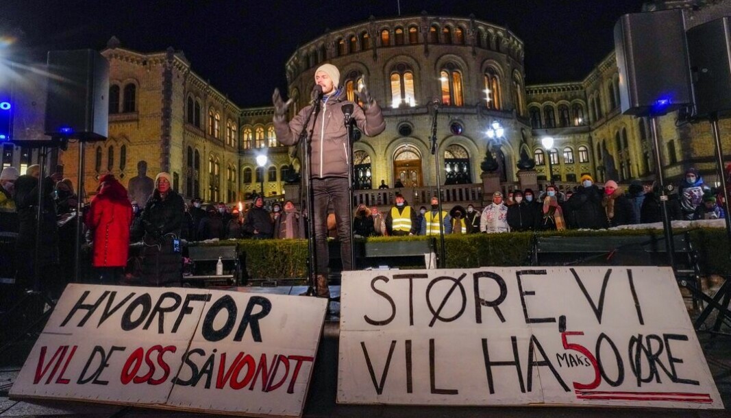 Bjørnar Moxnes (Rødt) holder appell under strømprisdemonstrasjonen foran Stortinget 20. januar.