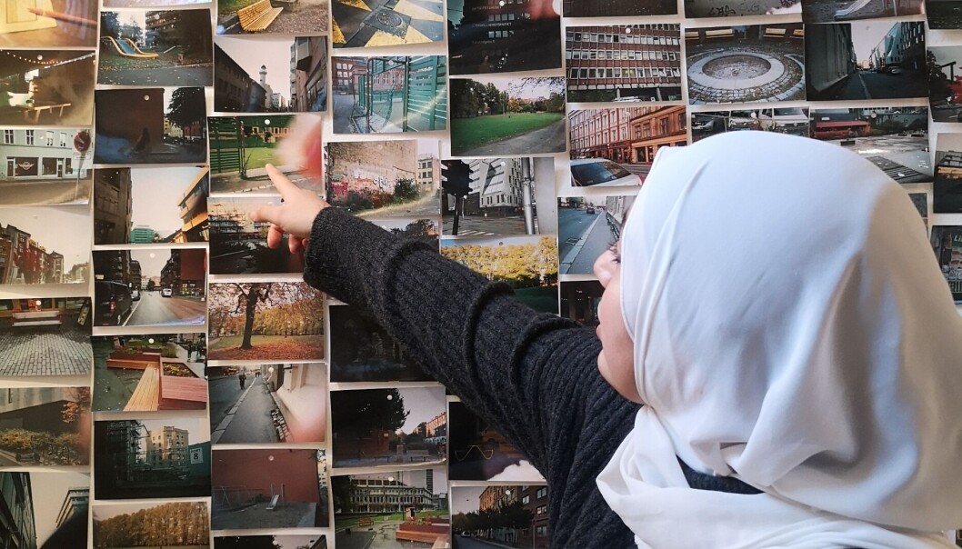 Juniorforsker Hanan Zag viser bilder som intervjuobjektene tok av Grønland og Tøyen. Juniorforsker Hanan Zag viser bilder som intervjuobjektene tok av Grønland og Tøyen.