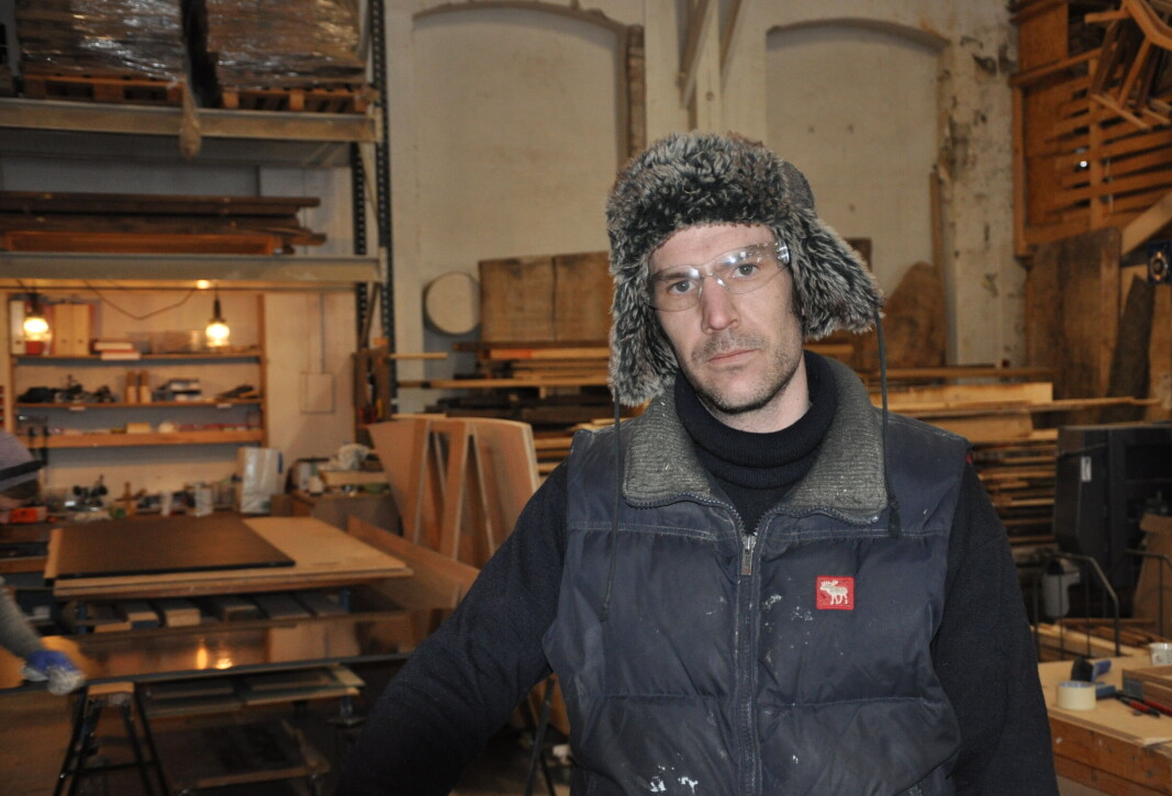 Innen seks måneder må den lille bedriften Oslo Bruk og Henning Linaker, som driver kortreist og miljøvennlig gjenvinning av bytrær, ut av Lokomotivhallene ved Vannspeilet. Innen seks måneder må den lille bedriften Oslo Bruk og Henning Linaker, som driver kortreist og miljøvennlig gjenvinning av bytrær, ut av Lokomotivhallene ved Vannspeilet.