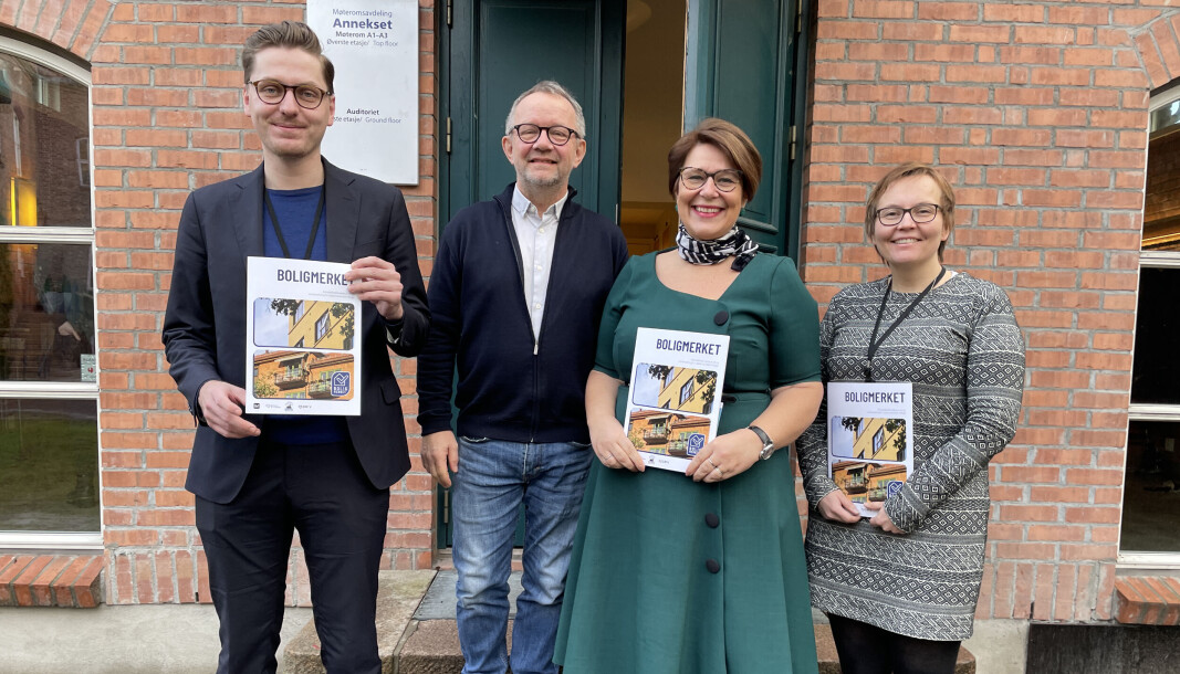 Husbanken og Oslo kommune mottar forslaget om Boligmerket. F.v. byrådssekretær for byutvikling Herman Søndenaa i Oslo kommune, Lars Aasen, Leieboerforeningen, Tone Tellevik Dahl, Norsk Eiendom og statssekretær Nancy Charlotte Porsanger Anti. Husbanken og Oslo kommune mottar forslaget om Boligmerket. F.v. byrådssekretær for byutvikling Herman Søndenaa i Oslo kommune, Lars Aasen, Leieboerforeningen, Tone Tellevik Dahl, Norsk Eiendom og statssekretær Nancy Charlotte Porsanger Anti.